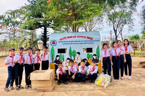  Học sinh Trường Phổ thông Dân tộc nội trú THCS Ia Grai tích cực gây quỹ từ mô hình “Ngôi nhà kế hoạch nhỏ”. Ảnh: ĐVCC 