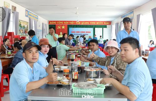 Người lao động Công ty Cổ phần Thực phẩm Cánh Đồng Việt tại "Bữa cơm công đoàn".