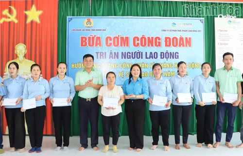 Công nhân Công ty Cổ phần Thực phẩm Cánh Đồng Việt nhận quà từ Liên đoàn Lao động tỉnh.