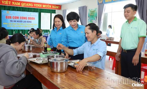Lãnh đạo Liên đoàn Lao động tỉnh và Công ty Cổ phần Thực phẩm Cánh Đồng Việt thăm hỏi, động viên đoàn viên, người lao động.