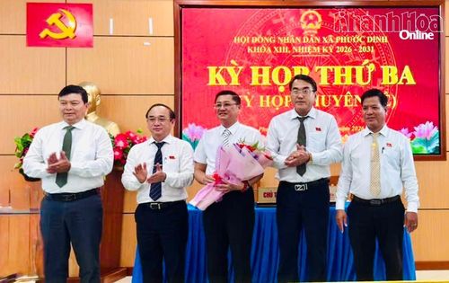 Lãnh đạo Ban Văn hóa - Xã hội HĐND tỉnh và xã Phước Dinh tặng hoa chúc mừng tân Phó Chủ tịch UBND xã Phước Dinh.