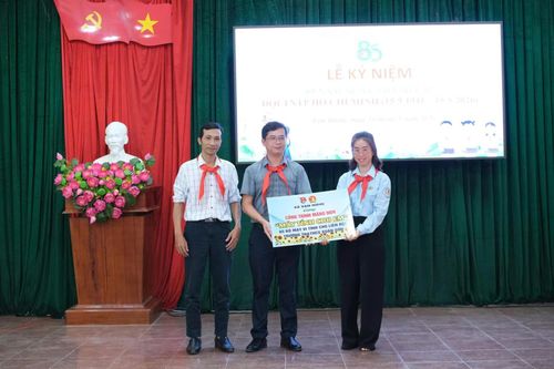 Ban tổ chức trao bảng tượng trưng công trình măng non cho Liên đội Trường Tiểu học và THCS Xuân Sơn.