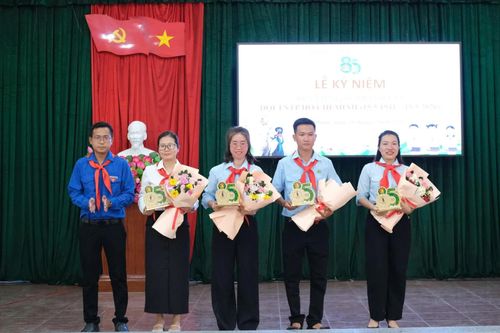 Ban tổ chức tri ân các giáo viên Tổng phụ trách Đội tiêu biểu.