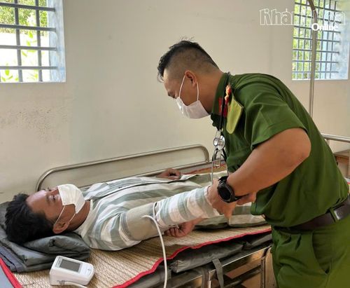 Một phạm nhân tại Trại tạm giam số 1 được khám sức khỏe định kỳ.