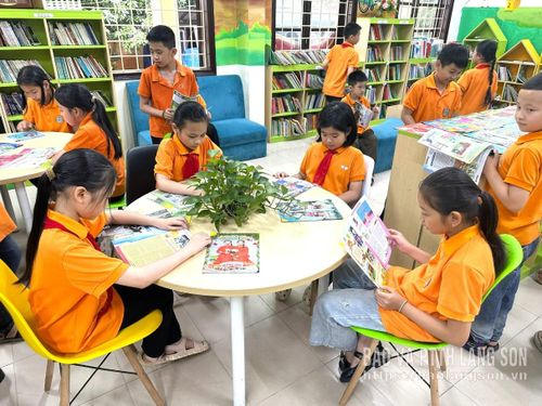 Thiếu nhi phường Lương Văn Tri đọc sách tại Thư viện tỉnh
