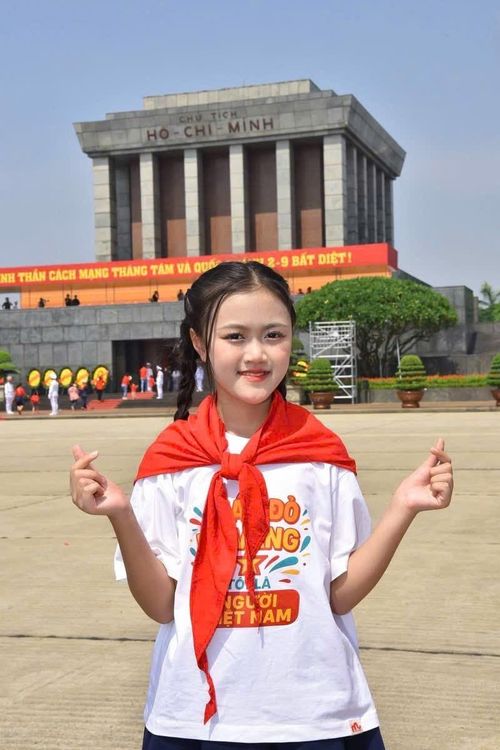 Em Phan Thị Minh Châu, học sinh lớp 5A7, Liên đội Trường Tiểu học Đồng Đăng, xã Đồng Đăng