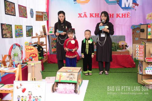Đại diện Đội thi các trường mầm non trên địa bàn xã Khánh Khê thuyết trình giới thiệu gian hàng tại Ngày hội STEM cấp học mầm non tỉnh Lạng Sơn năm học 2025 - 2026