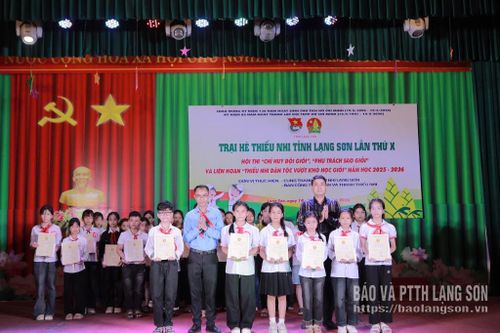 Ban Tổ chức trao giải cho các cá nhân xuất sắc tại Hội thi "Phụ trách Sao giỏi"