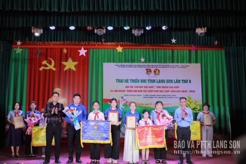 Ban Tổ chức trao giải thưởng cho các tập thể xuất sắc