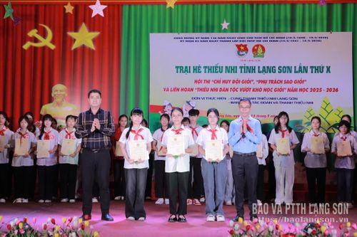 Ban Tổ chức trao giải cho các cá nhân xuất sắc tại Hội thi "Chỉ huy Đội giỏi"