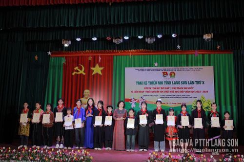 Lãnh đạo Tỉnh đoàn và lãnh đạo Hội Khuyến học tỉnh trao danh hiệu "Thiếu nhi dân tộc vượt khó học giỏi" cho thiếu nhi tiêu biểu