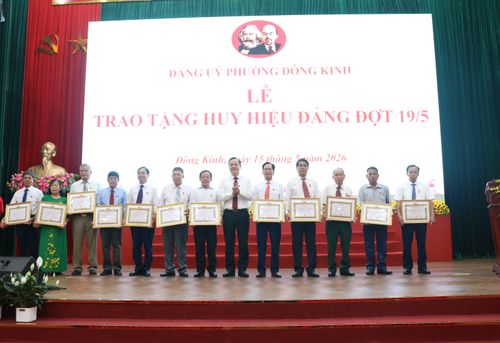 Các đảng viên được trao huy hiệu Đảng dịp 19/5