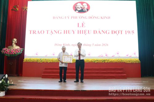 Đồng chí Phùng Quang Hội, Ủy viên Ban Thường vụ Tỉnh ủy, Bí thư Đảng ủy, Chủ tịch HĐND phường Đông Kinh trao huy hiệu 60 năm tuổi Đảng tặng đảng viên