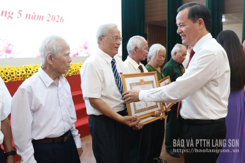 Đồng chí Phùng Quang Hội, Ủy viên Ban Thường vụ Tỉnh ủy, Bí thư Đảng ủy, Chủ tịch HĐND phường Đông Kinh trao huy hiệu tặng các đảng viên