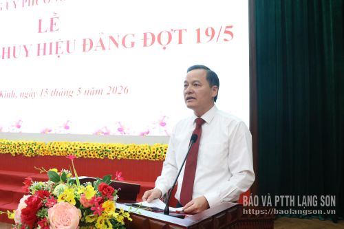 Đồng chí Phùng Quang Hội, Ủy viên Ban Thường vụ Tỉnh ủy, Bí thư Đảng ủy, Chủ tịch HĐND phường Đông Kinh phát biểu tại buổi lễ