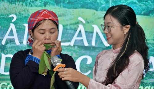 Chị Vàng Thị Thông (nhân vật truyền cảm hứng trong series phim truyền hình thực tế Gia đình Ha Ha) tham gia giao lưu, chia sẻ tại buổi trò chuyện.