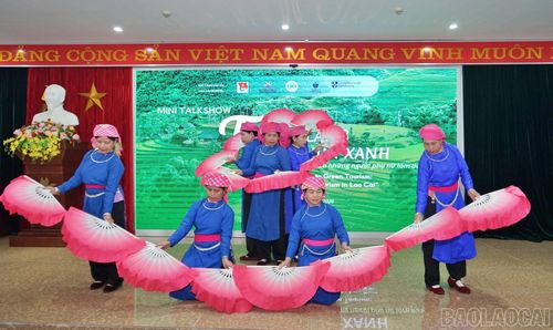 Tiết mục văn nghệ đặc sắc do Câu lạc bộ Giữ gìn bản sắc người Tày, xã Hợp Thành, tỉnh Lào Cai biểu diễn.