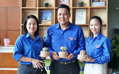 Các khách mời cùng sinh viên tham quan triển lãm “Gieo xanh nơi đỉnh mây” và trải nghiệm làm sáp ong, dệt vải, đổi sách lấy cây xanh…