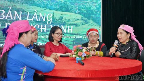 Các khách mời trực tiếp giao lưu, chia sẻ kiến thức, kỹ năng và kinh nghiệm làm du lịch xanh tại địa phương.