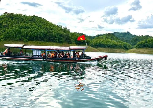 Khai thác mặt nước để phát triển du lịch