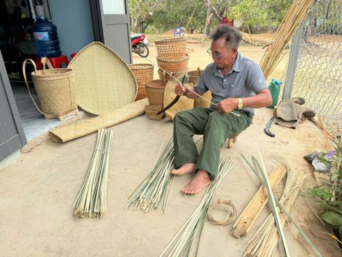 Ông Brông Xen - nghệ nhân đan lát nổi tiếng tại thôn 1, xã La Dạ