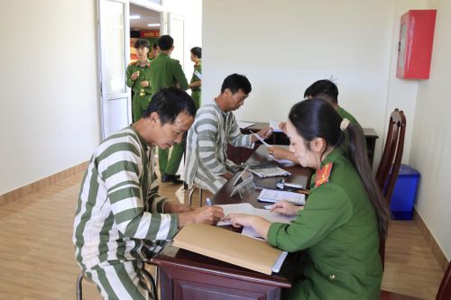Các phạm nhân làm thủ tục ra trại. Ảnh: Lê Tiến
