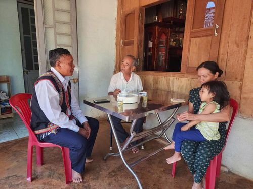 Già làng, người uy tín Điểu Xem (ở giữa) nhắc nhở người dân khi phát hiện người lạ mặt phải báo ngay cho Ban Tự quản bon