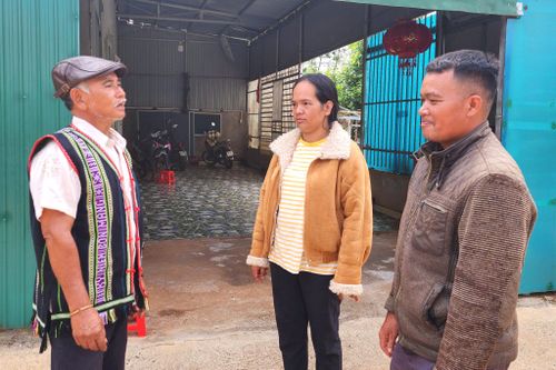 Ông Điểu Xem vận động các cặp vợ trồng trong bon sinh đẻ có kế hoạch để có điều kiện, thời gian lao động sản xuất, chăm lo con cái học hành