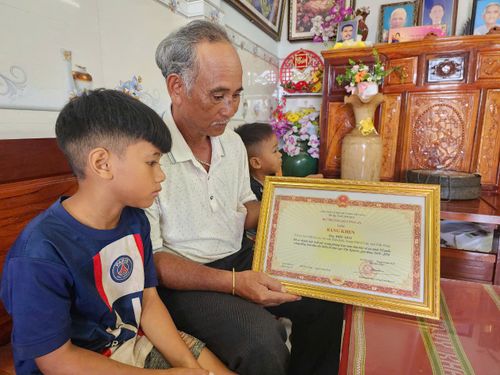 Với nỗ lực của mình, ông Điểu Xem được Bộ Công an tặng Bằng khen và các cấp chính quyền tặng nhiều phần thưởng quý giá