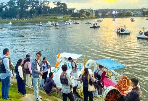Xe đạp nước hình thiên nga trên hồ Xuân Hương thu hút du khách (Ảnh: Quỳnh Uyển)