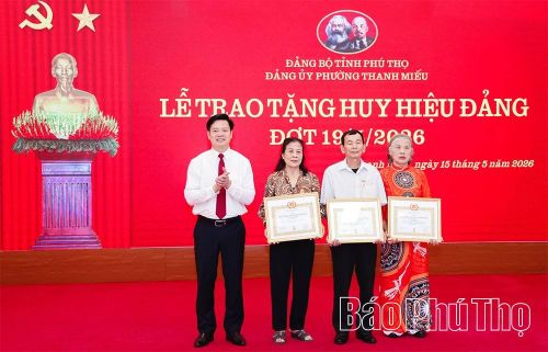 Lãnh đạo phường Thanh miếu trao Huy hiệu 50 năm tuổi Đảng tặng các đảng viên.