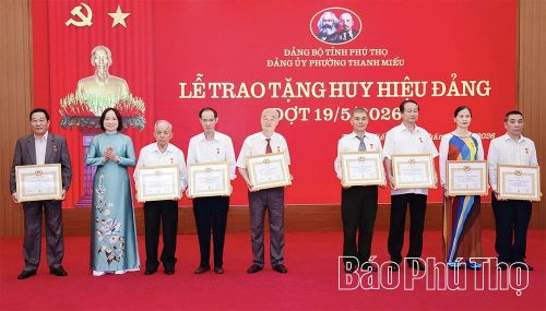 Lãnh đạo phường Thanh Miếu trao Huy hiệu tặng các đảng viên 45 năm tuổi Đảng.