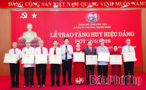 Lãnh đạo phường Thanh Miếu trao Huy hiệu tặng các đảng viên 65 năm tuổi Đảng và 60 năm tuổi Đảng.