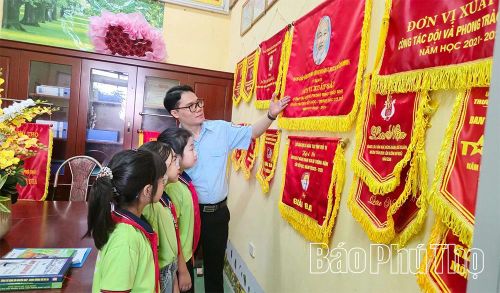Hoạt động giáo dục truyền thống cho đội viên tại Trường tiểu học Tân Dân.