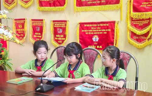 Đội Phát thanh măng non Liên đội Trường Tiểu học Tân Dân đọc bản tin truyên truyền về Chiến thắng Điện Biên Phủ.