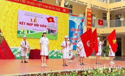 Trang nghiêm lễ kết nạp đội viên tại Liên đội Trường Tiểu học Kim Ngọc.