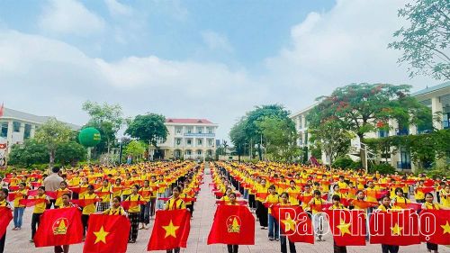 Màn đồng diễn chào mừng 85 năm ngày thành lập Đội của Liên đội Trường Tiểu học Hương Canh A.