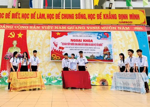 Nhiều hoạt động trải nghiệm tại Trường THPT Tuyên Hóa sẽ giúp các em học sinh phát triển cả tri thức, nhân cách để phấn đấu trở thành đảng viên - Ảnh: X.V 