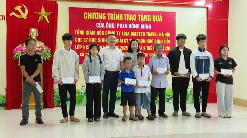 Trao quà cho trẻ em mồ côi - Ảnh: K.H