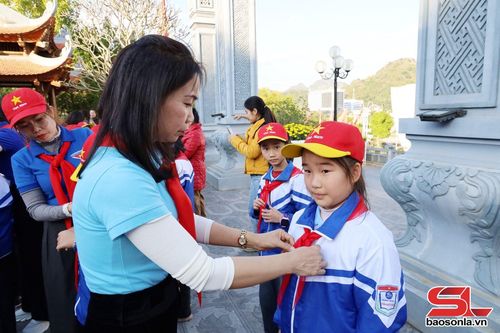 Liên đội Trường Tiểu học Trần Quốc Toản, phường Tô Hiệu tổ chức lễ kết nạp đội viên.