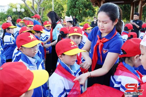 Liên đội Trường Tiểu học Trần Quốc Toản, phường Tô Hiệu tổ chức lễ kết nạp đội viên.