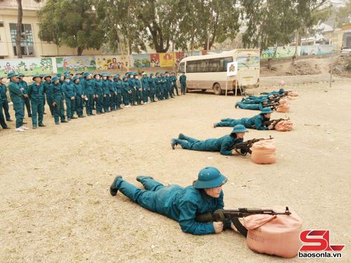 Tổ chức huấn luyện lực lượng dân quân tự vệ tại xã Mường Hung.