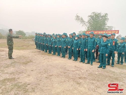 Huấn luyện lực lượng dân quân tự vệ tại xã Mường Hung.
