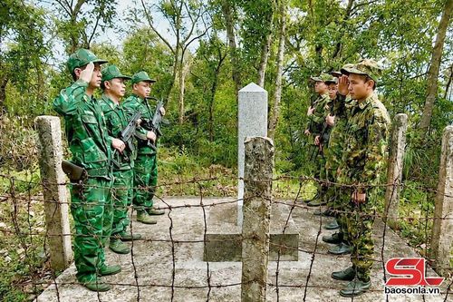 Cán bộ Đồn Biên phòng Phiêng Pằn thường xuyên phối hợp với lực lượng nước bạn Lào tuần tra, kiểm soát biên giới.