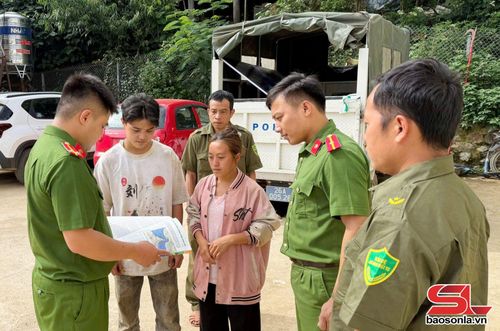Công an xã Phiêng Pằn tuyên truyền cho nhân dân nhận diện tội phạm về ma túy.