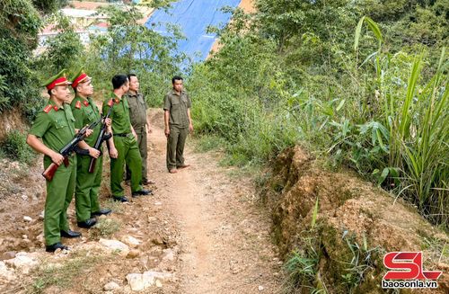 Công an xã Phiêng Pằn tuần tra kiểm soát địa bàn.