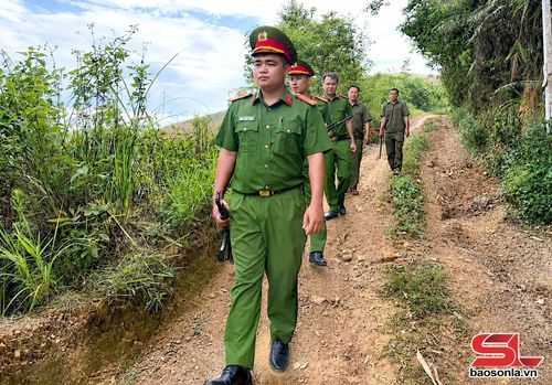 Công an xã Phiêng Pằn tuần tra, kiểm soát địa bàn.