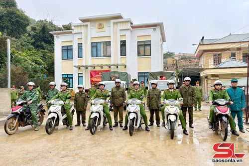 Lực lượng Công an xã, Biên phòng, tổ an ninh trật tự ở cơ sở xã Phiêng Pằn ra quân đấu tranh phòng, chống tội phạm về ma túy.