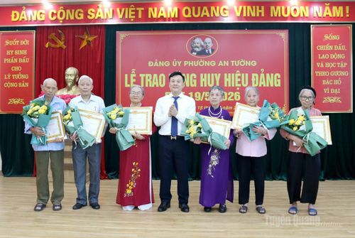 Đồng chí Trương Thế Hùng, Ủy viên Ban Chấp hành Đảng bộ tỉnh, Trưởng Thuế tỉnh trao Huy hiệu 60 năm tuổi Đảng cho các đảng viên.