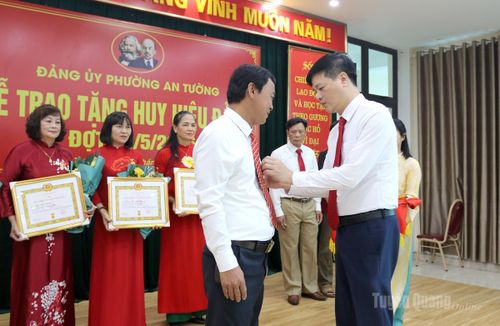 Lãnh đạo phường An Tường gắn Huy hiệu 30 năm tuổi Đảng cho đảng viên.